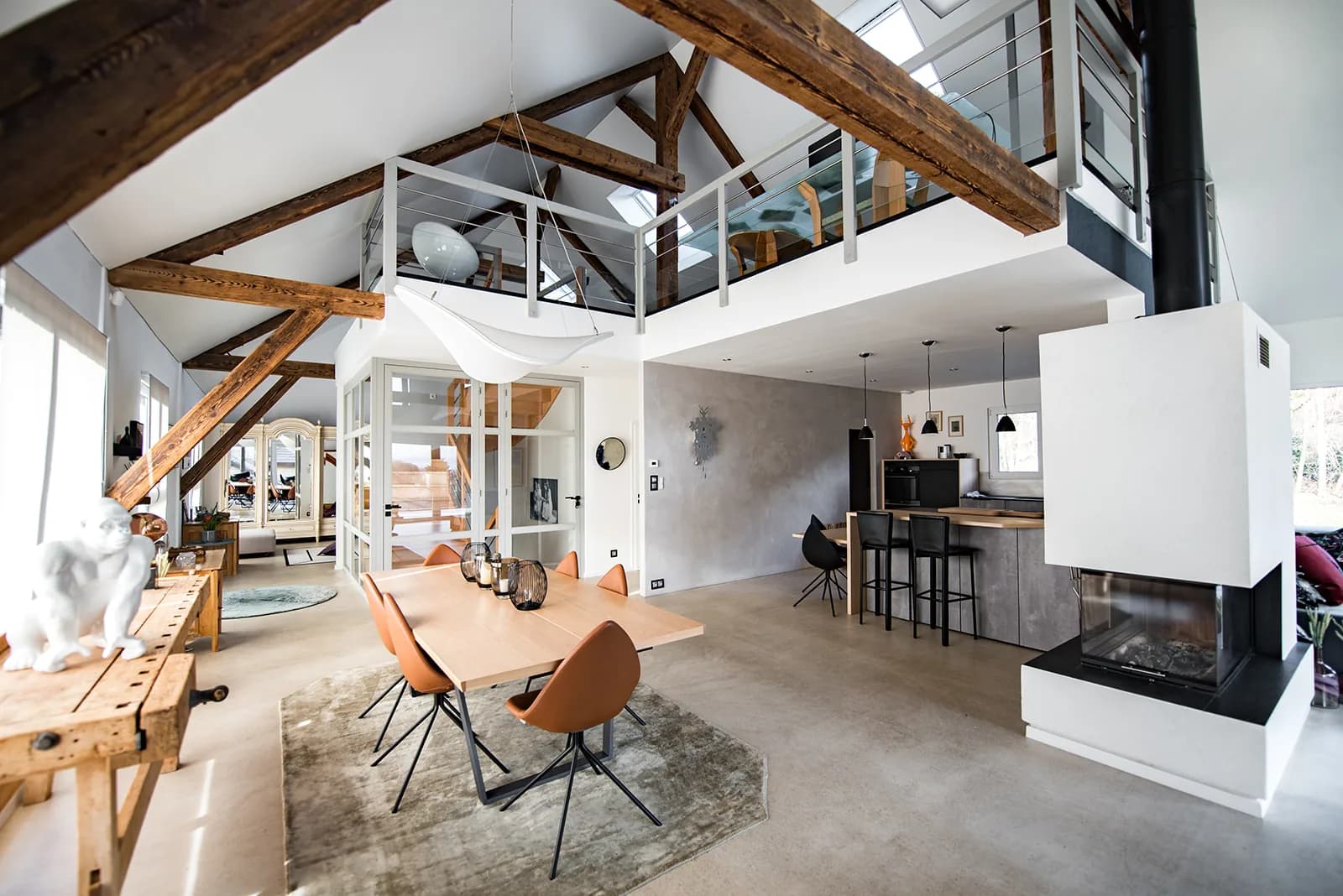 Après : loft aménagé lumineux et fonctionnel